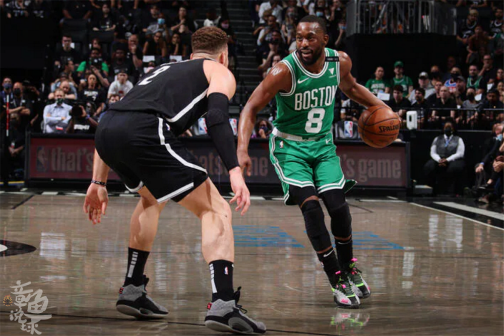  篮网三巨头合砍百分，横扫尼克斯进前八  