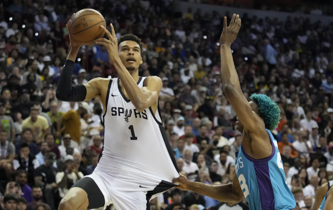  文班亚马首秀砍两双，马刺终结连败颓势  